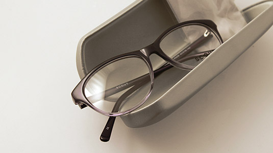 Kontaktlinsenträger sollten immer eine Ersatzbrille bei sich tragen.