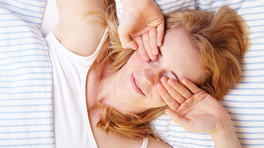 Frau schläft mit Kontaktlinsen