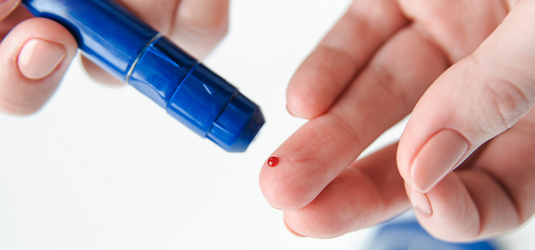 Diabetiker prüft Blutzuckerspiegel